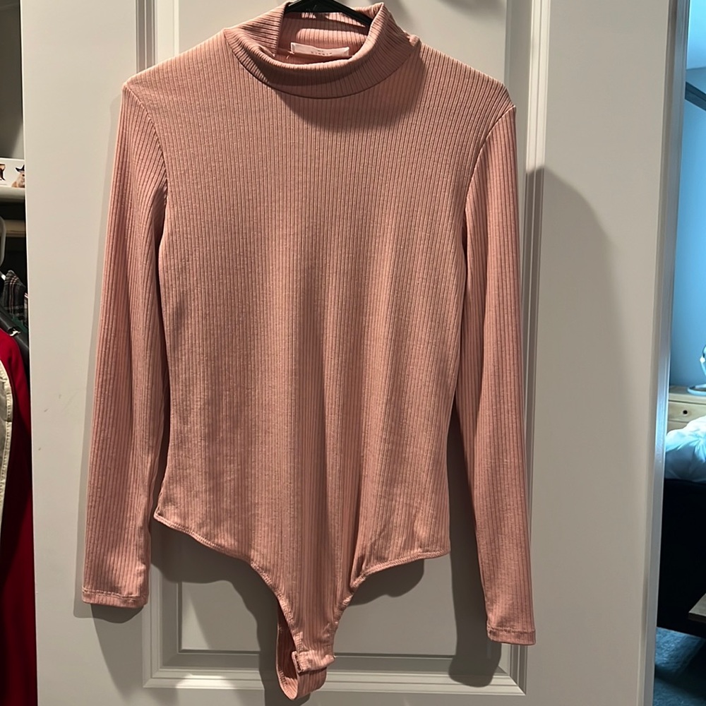 NWOT Elodie blush body suit with turtle neck | L